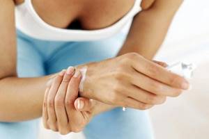 Ушиб кисти руки при падении и ударе: лечение, симптомы