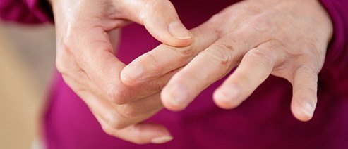 Вывих пальца на руке: симптомы и лечение