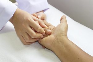 Перелом пальца на руке: признаки, лечение, реабилитация