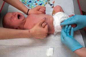 Судороги у ребенка при температуре и без: причины, первая помощь, как лечить