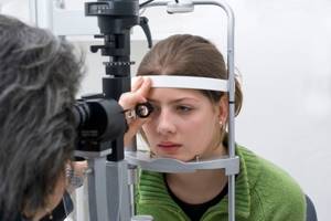 Светобоязнь глаз: причины, лечение. Сочетание слезотечения, рези в глаах, температуры, головной боли