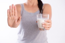 Молоко отрицательно влияет на женскую привлекательность