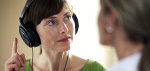 cнижение слуха у взрослых и детей, почему плохо слышит одно ухо, что делать при тугоухости