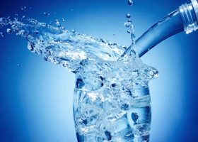 Какую воду нужно пить детям и взрослым: сырую или кипяченую, фильтрованную или бутилированную, вред и польза очищенной воды