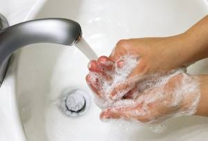 Практически все люди моют руки неправильно