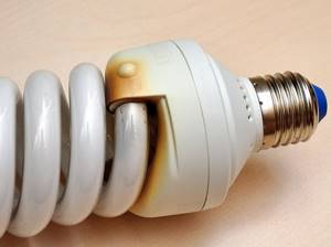 Разбилась энергосберегающая лампочка: что делать, насколько опасно, куда сдавать