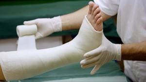 Боль отек в области голени правой или левой ноги: причины, лечение