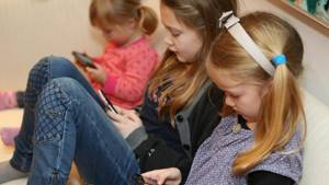 Увлечение взрослых смартфонами и другими гаджетами пагубно влияет на детей