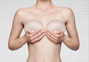 Пластические операции по увеличению груди опасны возможным риском развития редкой формы онкологии