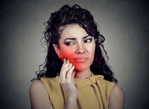Использование зубной нити при кровоточивости десен может вызывать воспаление суставов