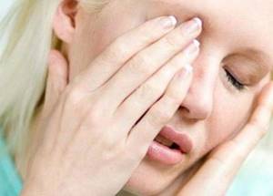 Светобоязнь глаз: причины, лечение. Сочетание слезотечения, рези в глаах, температуры, головной боли