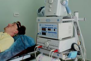 Лечение различными методами электростимуляции мозга, мышц, нервной ткани: внутритканевая (по Герасимову), транскраниальная, электростимуляция глаз и другие